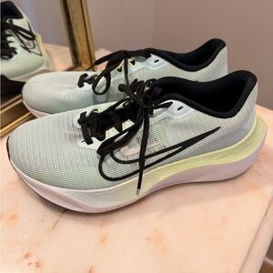 Nike Women's Athletic Shoes in Light Green and Black